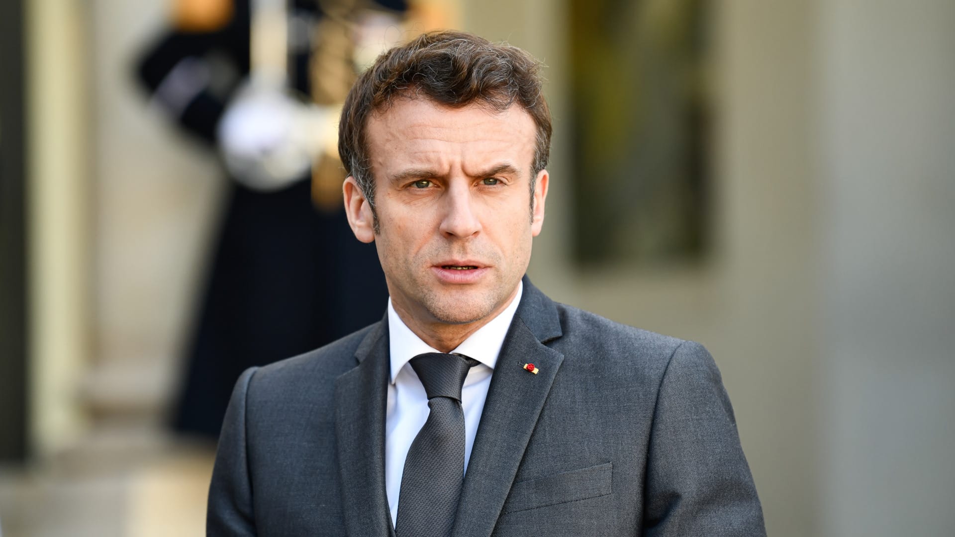 Macron auf Kurs Richtung Abgrund | Von Tilo Gräser