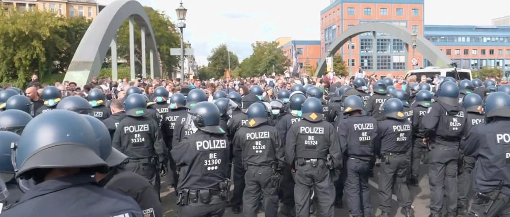 Die Lessingbrücke – das Wochenende der Demokratiebewegung in Berlin | Von Anselm Lenz Beitragsbild