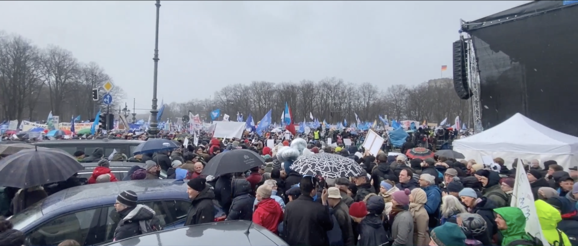 Am Set: Demonstration "Aufstand für den Frieden" am 25.2.2023 in Berlin Beitragsbild