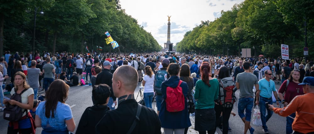 1. August 2022: Wenn Montagsspaziergänger und Demokratiebewegung in Berlin zusammenkommen | Von Anselm Lenz Beitragsbild