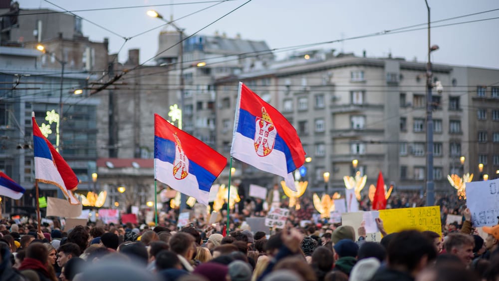 Der „sanfte“ Putsch-Versuch in Serbien | Von Uwe Froschauer Beitragsbild