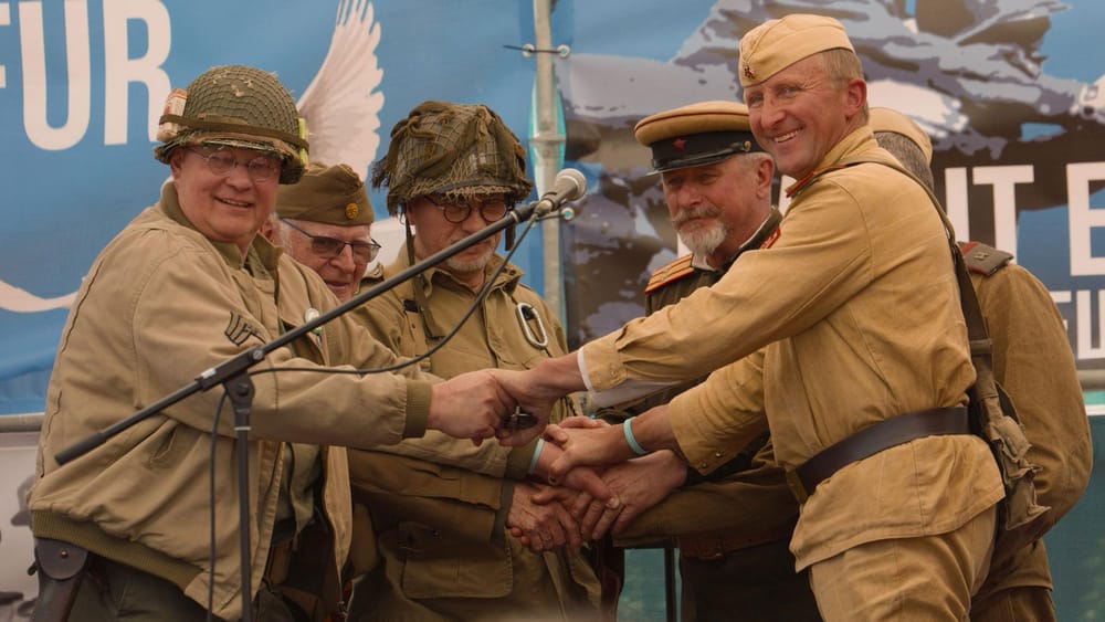 Am Set: Demonstration "Torgau für Frieden" anläßlich des Handschlags von Torgau vor 80 Jahren Beitragsbild