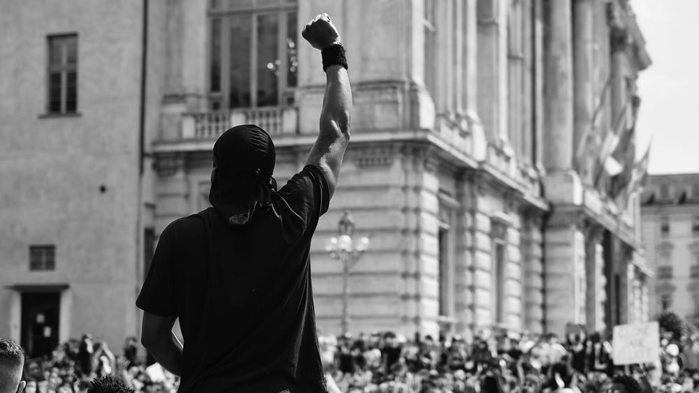 „Remigrationsgipfel 2025“  Antifaschistische Absurditäten | Von Bodo Schickentanz Beitragsbild