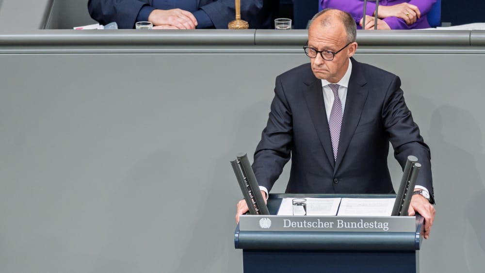 Ein Verfassungsfeind im Kanzleramt? | Von Tilo Gräser Beitragsbild