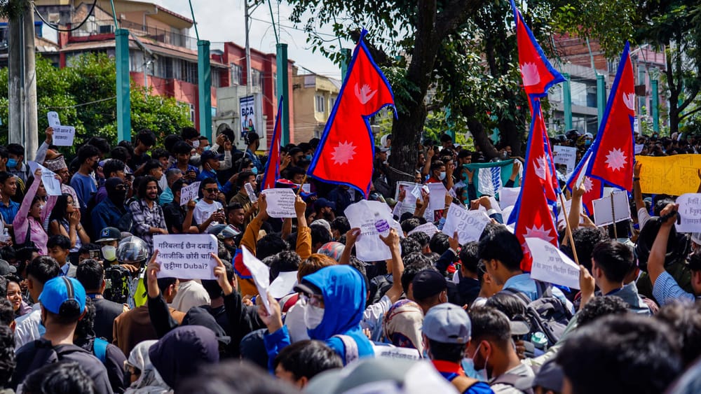 Der nackte Finanzminister von Nepal | Von Hermann Ploppa Beitragsbild