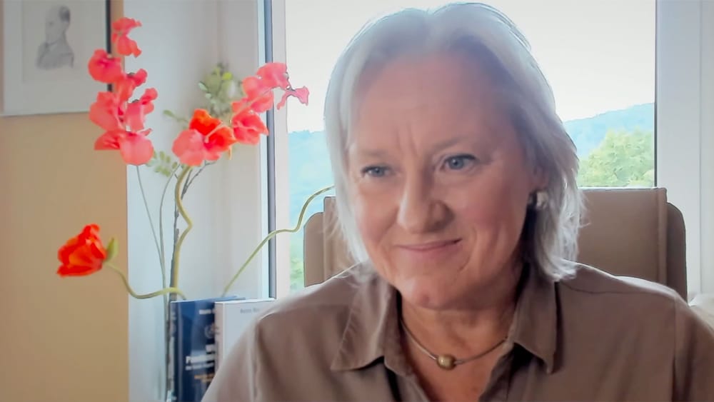 Im Gespräch: Beate Bahner | Spiel vor Gericht mit Impfopfern Beitragsbild