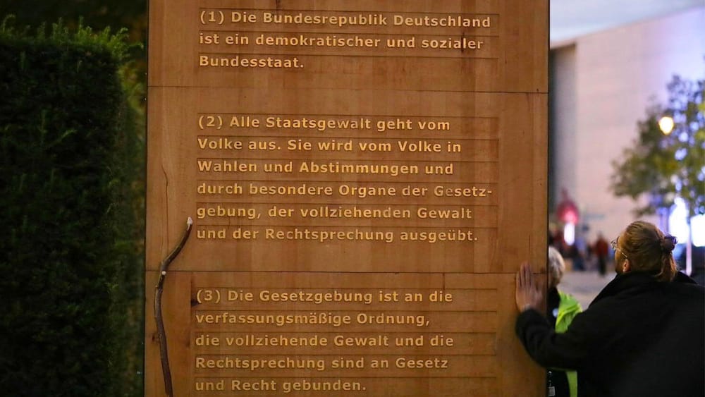Kunstvernichtung in Deutschland: Stele Art. 20 Grundgesetz Beitragsbild