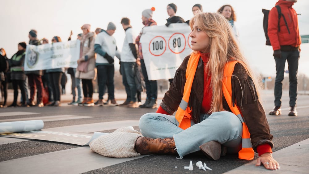 Klimaaktivisten zu 400.000 Euro Schadenersatz an Lufthansa verurteilt Beitragsbild