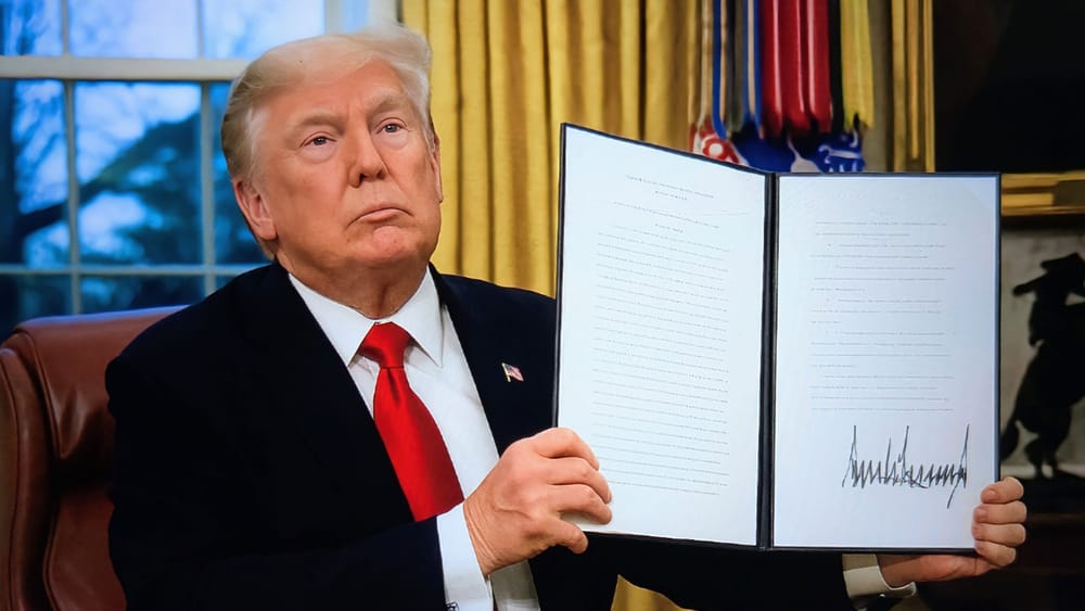 Trump erhöht Zölle trotz Supreme-Court-Urteil Beitragsbild