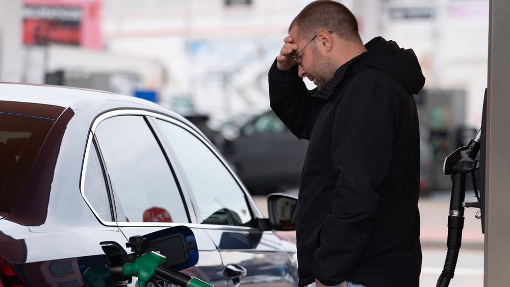 Koalition beschließt Spritsteuersenkung um 17 Cent für zwei Monate Beitragsbild