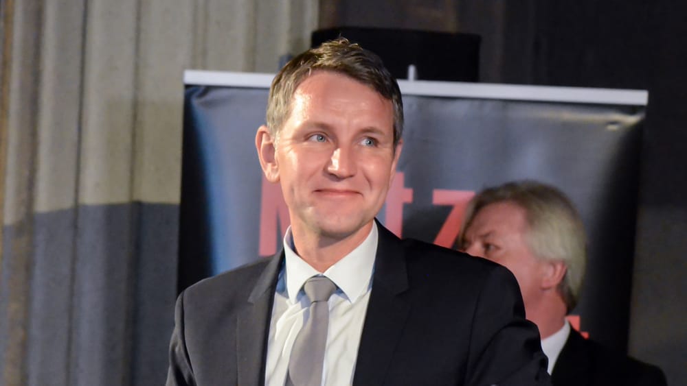 Höcke-Podcast treibt Regierung in Panik | Von Janine Beicht Beitragsbild
