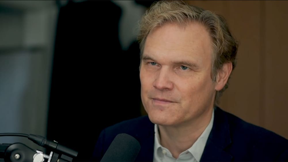 Im Gespräch: Robert Cibis | "Alles über Angela" Beitragsbild