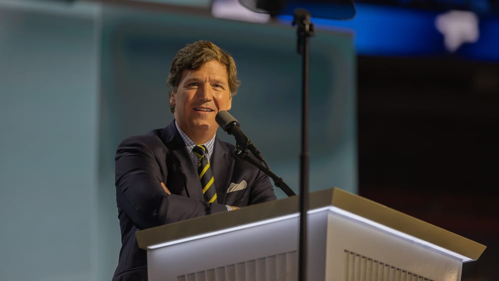 Streitfall C. J. Hopkins – Tucker Carlson veröffentlicht sein verbotenes Buch | Von Rainer Rupp Beitragsbild