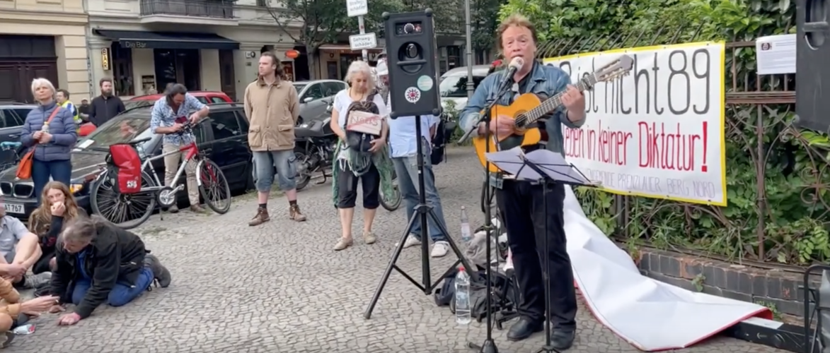 Liedermacher Karsten Troyke mit starkem Auftritt vor der Berliner Gethsemanekirche