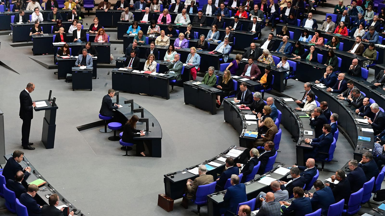 Bundestag beschließt Haushalt 2026 mit Rekordneuverschuldung