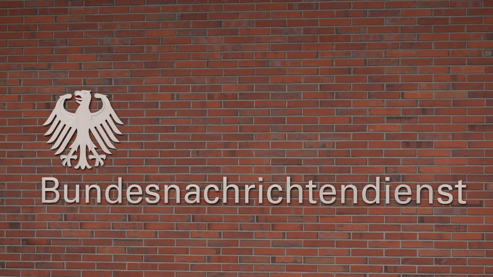 Kontrollfreie Räume: Wie die Aufsicht über den BND verschwindet | Von Michael Hollister
