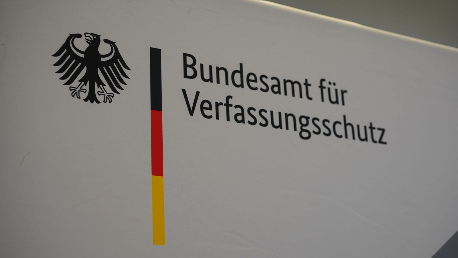 Geheimdienstreform: Kontrolle abgeschafft, Befugnis grenzenlos | Von Dirk Ellerbrock