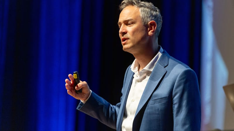 PRESSEMITTEILUNG: Der Vortrag von Dr. Daniele Ganser am 20.09.2025 in Moers findet statt! Beitragsbild